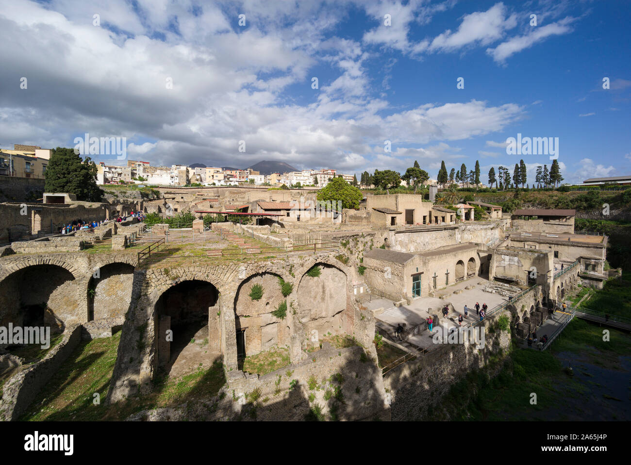 Ercolano. L'Italia. Vista del sito archeologico di Ercolano con l antico litorale in primo piano, Vesuvio può essere visto in background Foto Stock