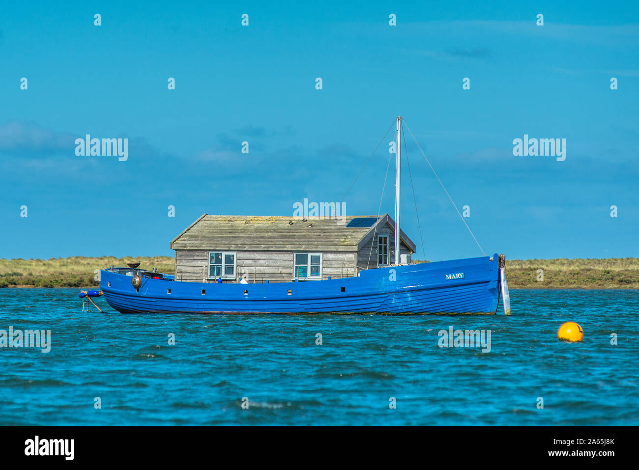 Una casa galleggiante vicino Blakeney Point sulla Costa North Norfolk, East Anglia, Inghilterra, Regno Unito. Foto Stock