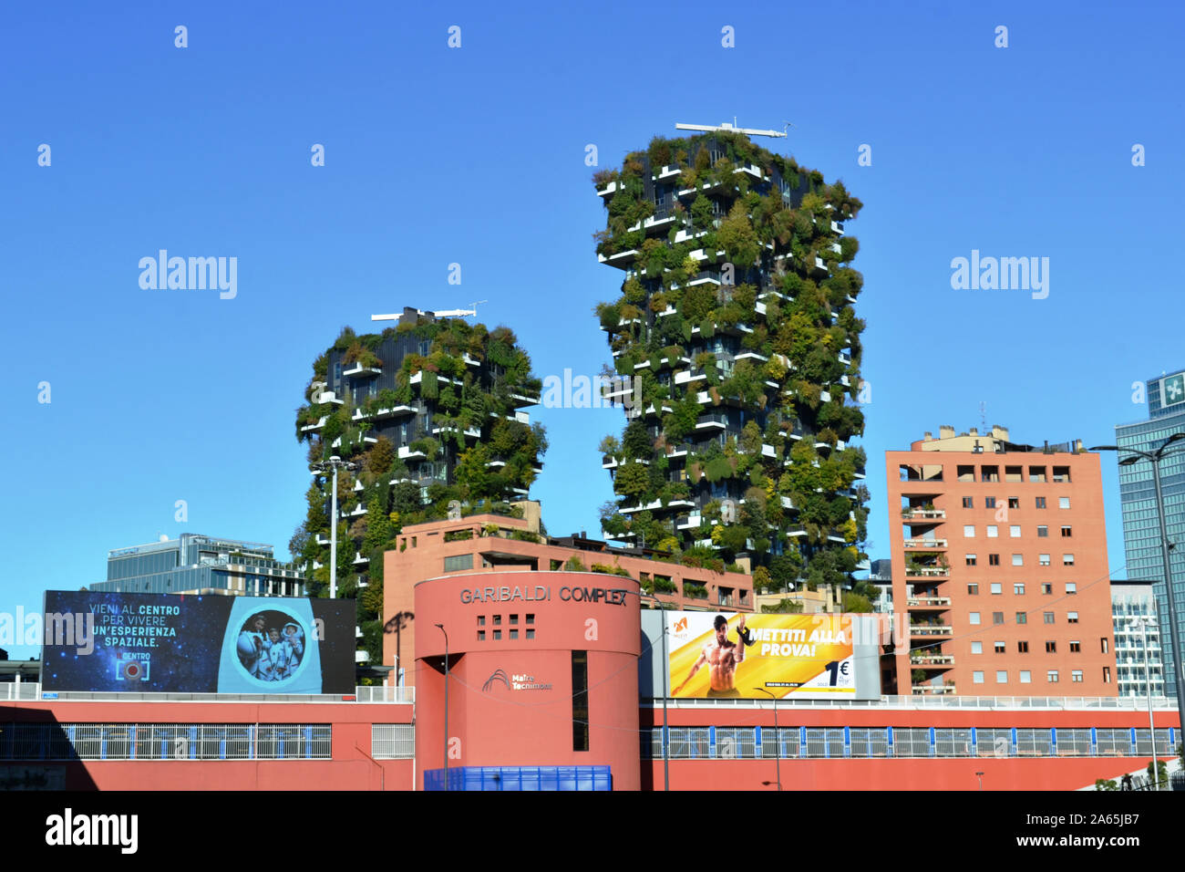 Milano/Italia - 16 Ottobre 2019: vista panoramica a Porta Garibaldi Stazione ferroviaria parcheggio e Bosco Verticale residenze presso la Porta Nuova distretto. Foto Stock