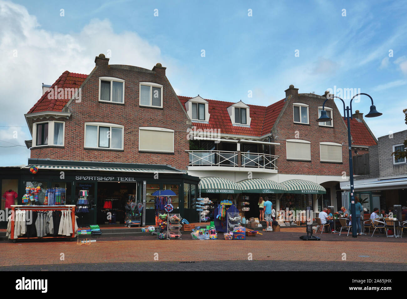 De Koog, Texel / Paesi Bassi - Agosto 2019: negozi turistici con sport di spiaggia e la fornitura di beni in strada per lo shopping in città De Koog su isola di Texel Foto Stock
