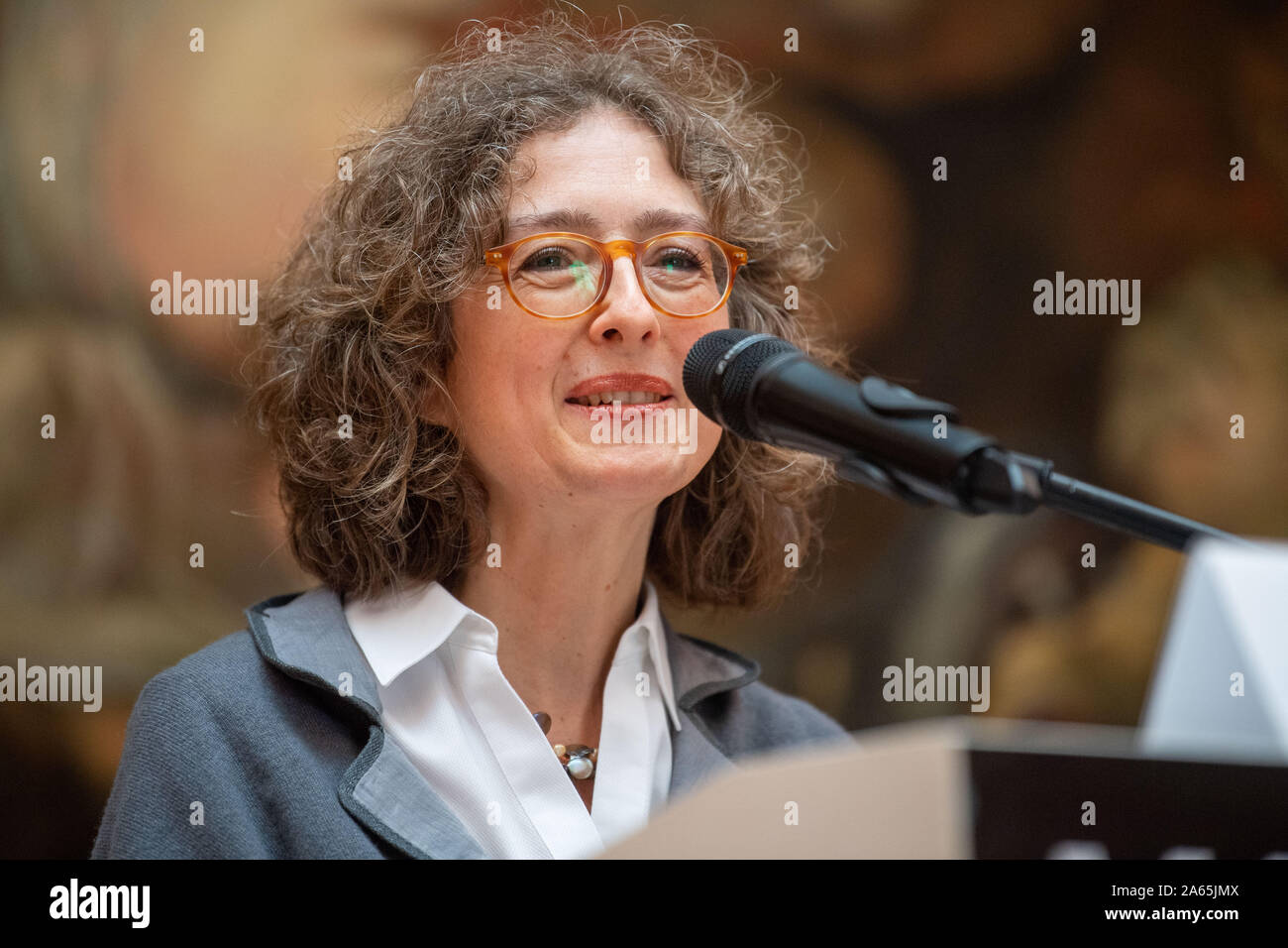 Monaco di Baviera, Germania. 24 ott 2019. Mirjam Neumeister, Direttore raccolta fiamminga pittura barocca della Bayerische Staatsgemäldesammlungen, parla durante la conferenza stampa di apertura della mostra "Anthonis van Dyck (1599-1641)" nella Alte Pinakoth. La mostra presenta i risultati di un progetto di ricerca che è durato diversi anni e fu dedicata a questioni di immagine genesi e pratica di officina. Durante la mostra che va dal 25 Ottobre al 2 febbraio 2020, circa 100 reperti saranno in mostra. Credito: Lino Mirgeler/dpa/Alamy Live News Foto Stock