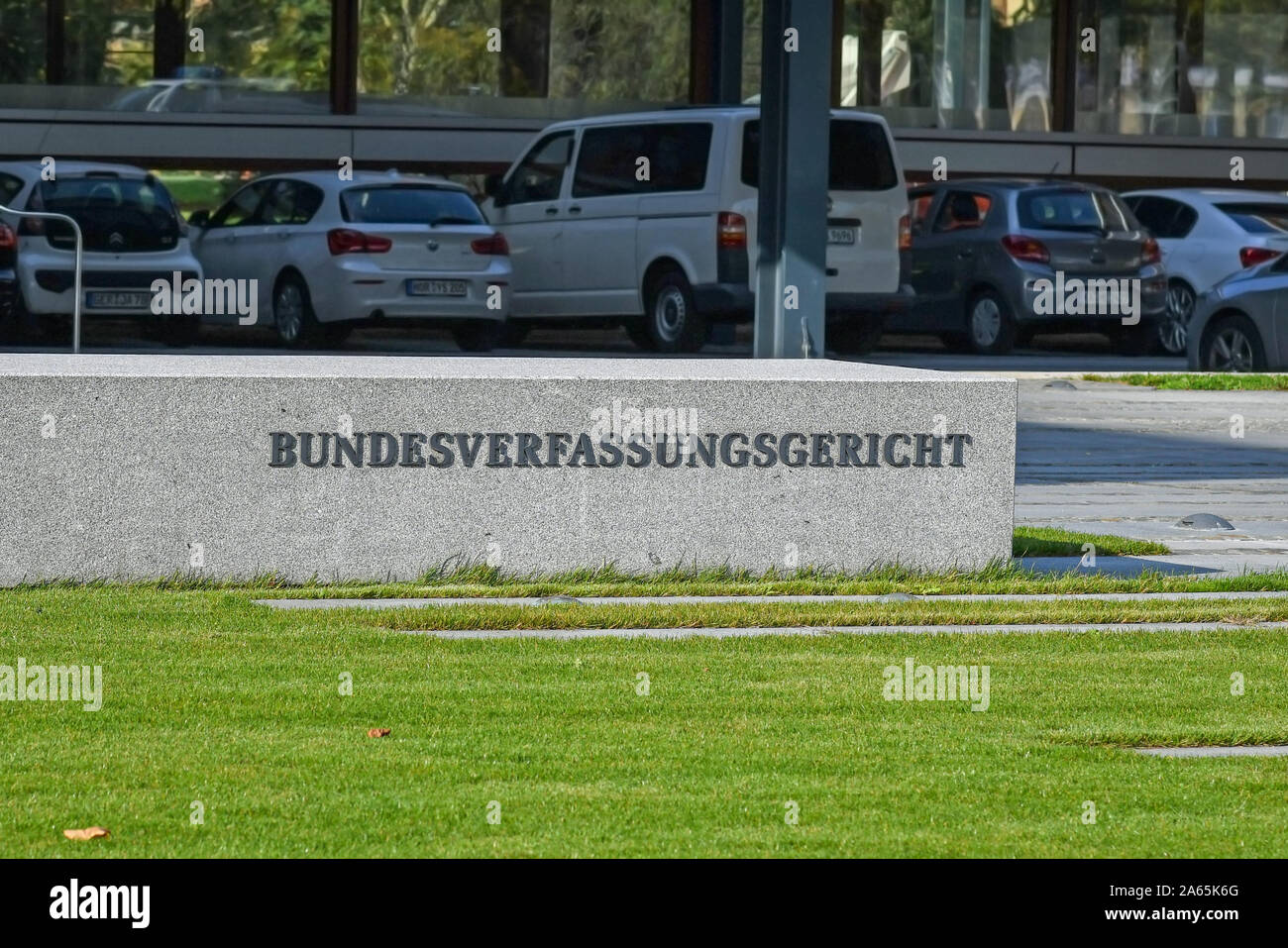 Karlsruhe, Germania - Ottobre 2019: Segno di pietra di fronte la Corte federale costituzionale in Germania dicendo "Bundesverfassungsgericht' Foto Stock