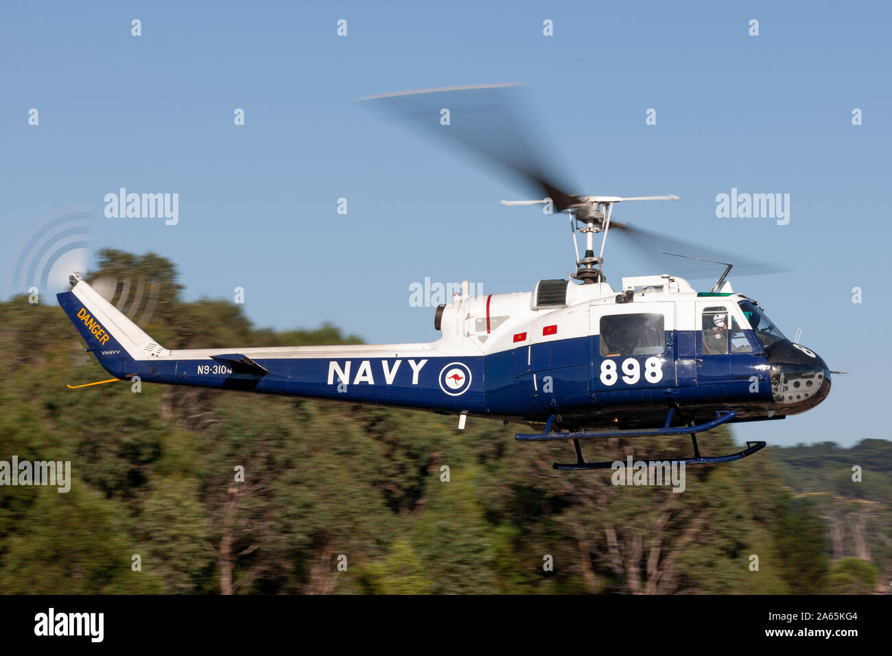Bell UH-1B Iroquois elicottero VH-NVV azionato dalla Royal Australian Navy Fleet Air Arm volo storico. Foto Stock