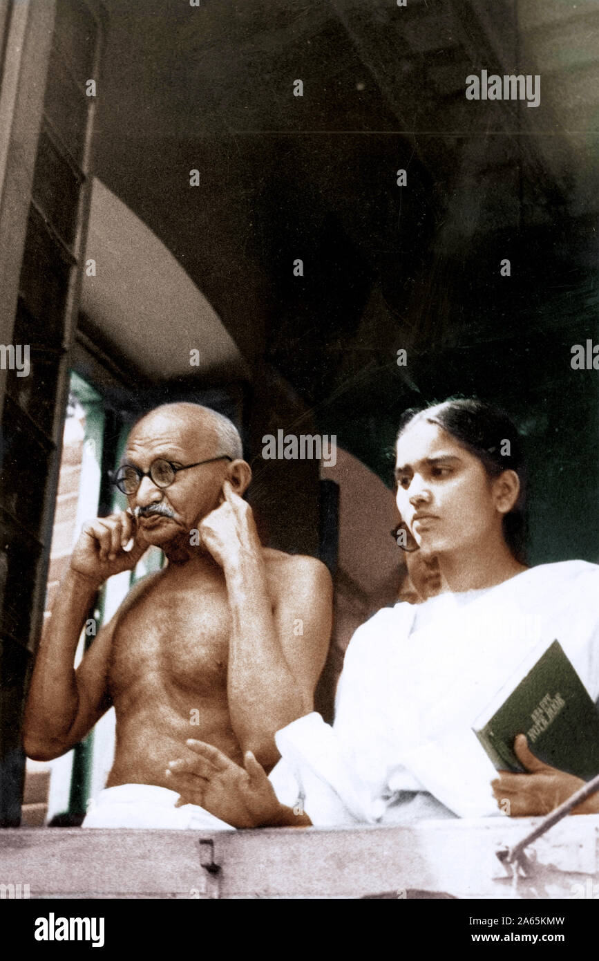 Mahatma Gandhi che ostruisce le orecchie contro il rumore dei manifestanti, Calcutta, Kolkata, Bengala Occidentale, India, Asia, Asia, India, 15 agosto 1947, foto del 1900 d'epoca Foto Stock