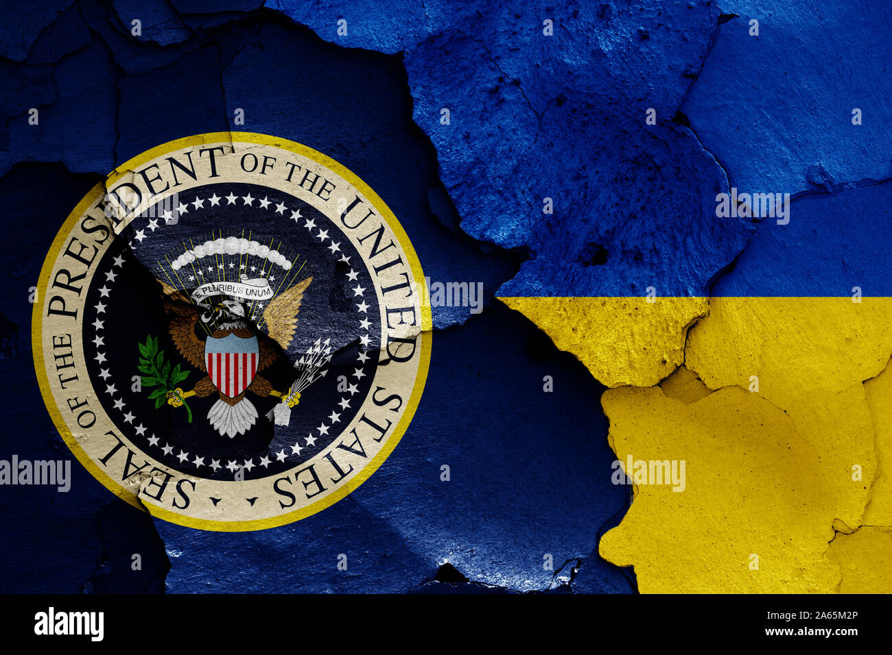 Bandiere del Presidente degli Stati Uniti e dell' Ucraina dipinta sulla parete incrinato Foto Stock