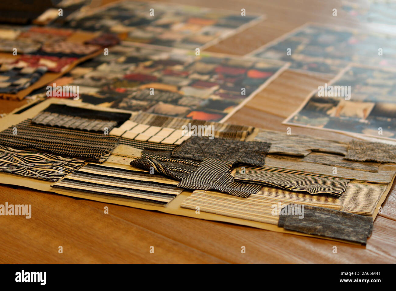 Foto del tavolo di progettazione con diversi tessuti Foto Stock