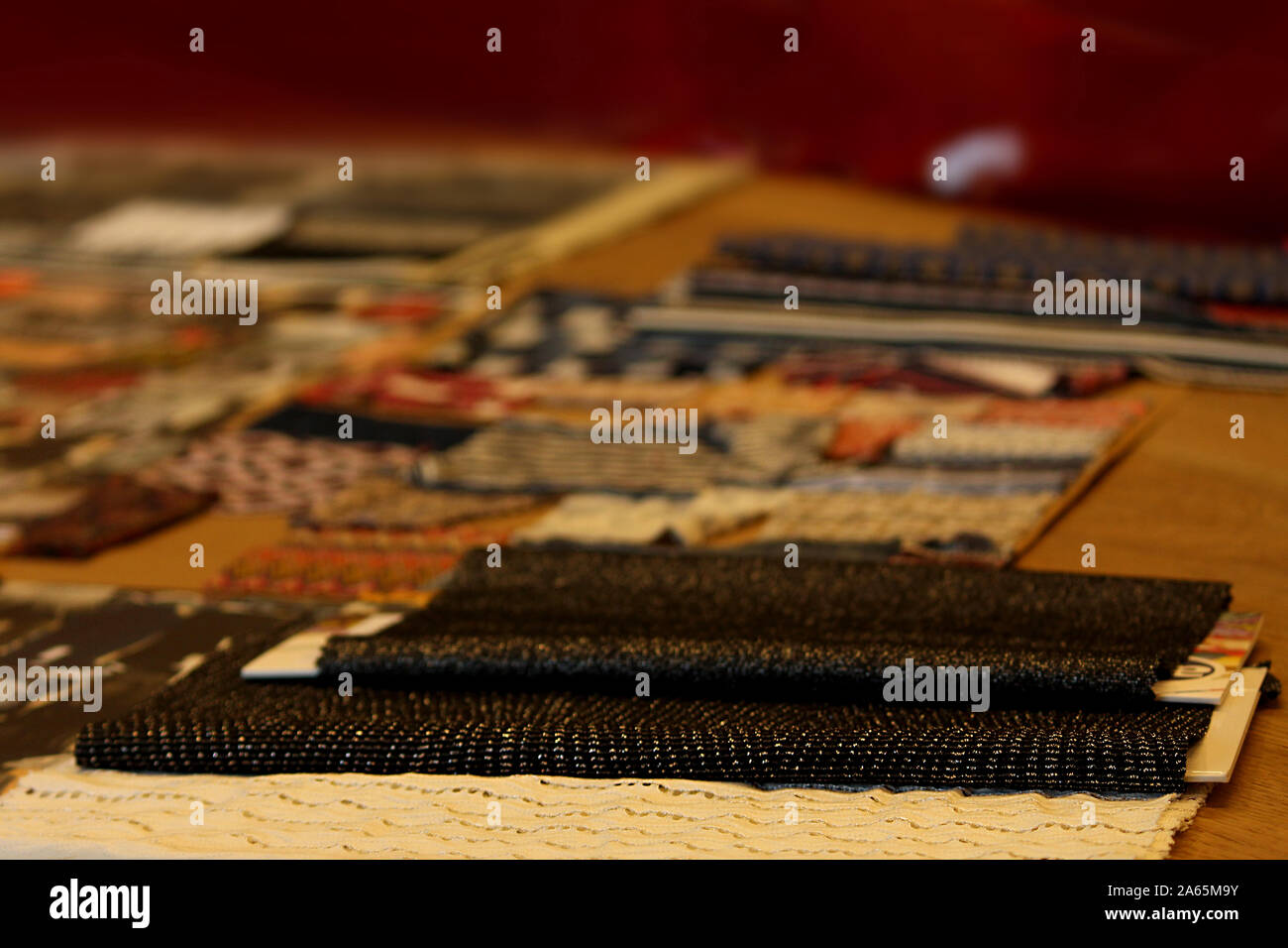 Foto d'arte dress tavolo di progettazione con diversi tessuti Foto Stock