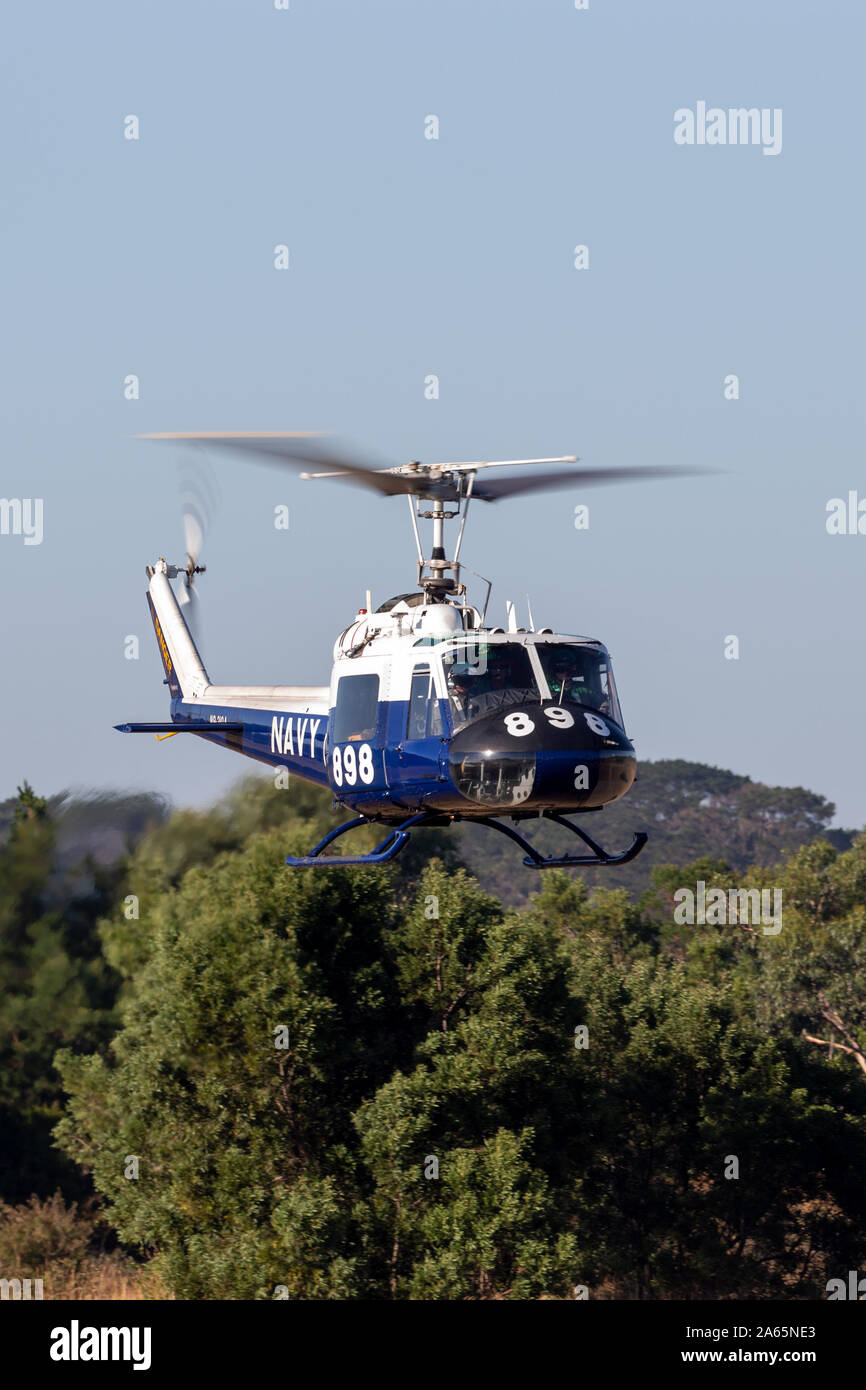 Bell UH-1B Iroquois elicottero VH-NVV azionato dalla Royal Australian Navy Fleet Air Arm volo storico. Foto Stock