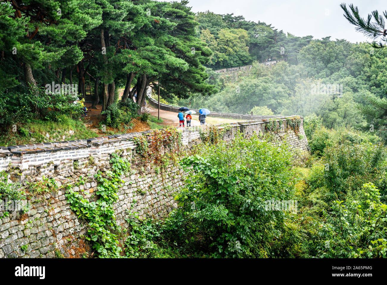 Fortezza Namhansanseong vista a parete con i turisti a piedi su di essa il giorno nuvoloso a Gwangju Corea del Sud Foto Stock