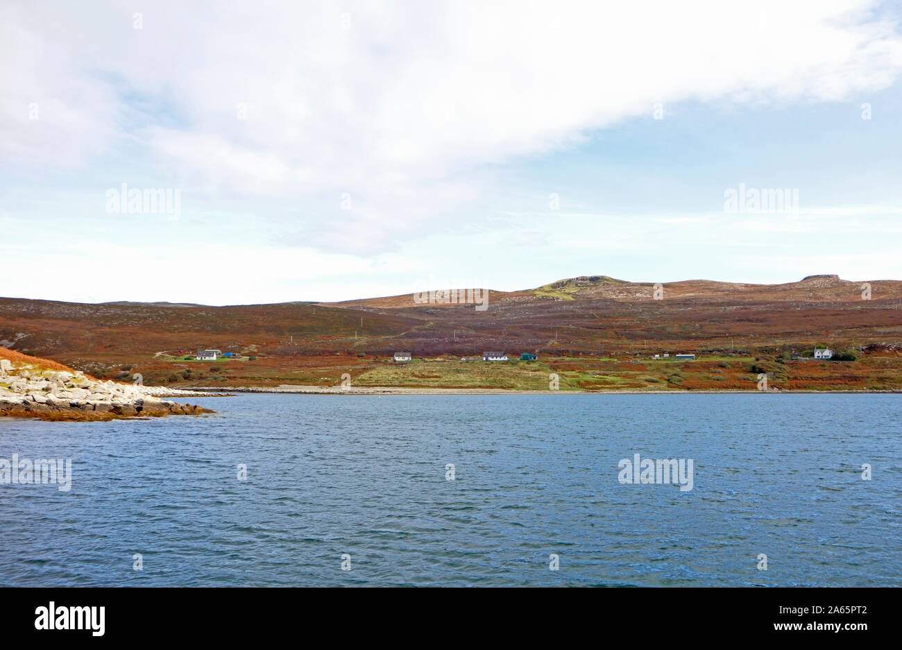 Una vista di proprietà lungo il litorale sulla isola di Raasay dal suono di Raasay, Ebridi Interne, Scotland, Regno Unito, Europa. Foto Stock