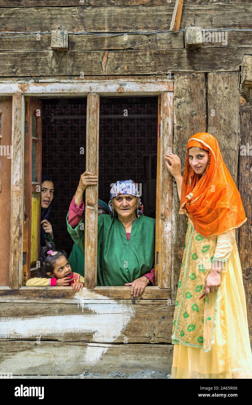 Donne kashmiri tre generazioni, villaggio di Dawar, Gurez, Bandipora, Kashmir, territorio dell'Unione, UT, India, Asia Foto Stock