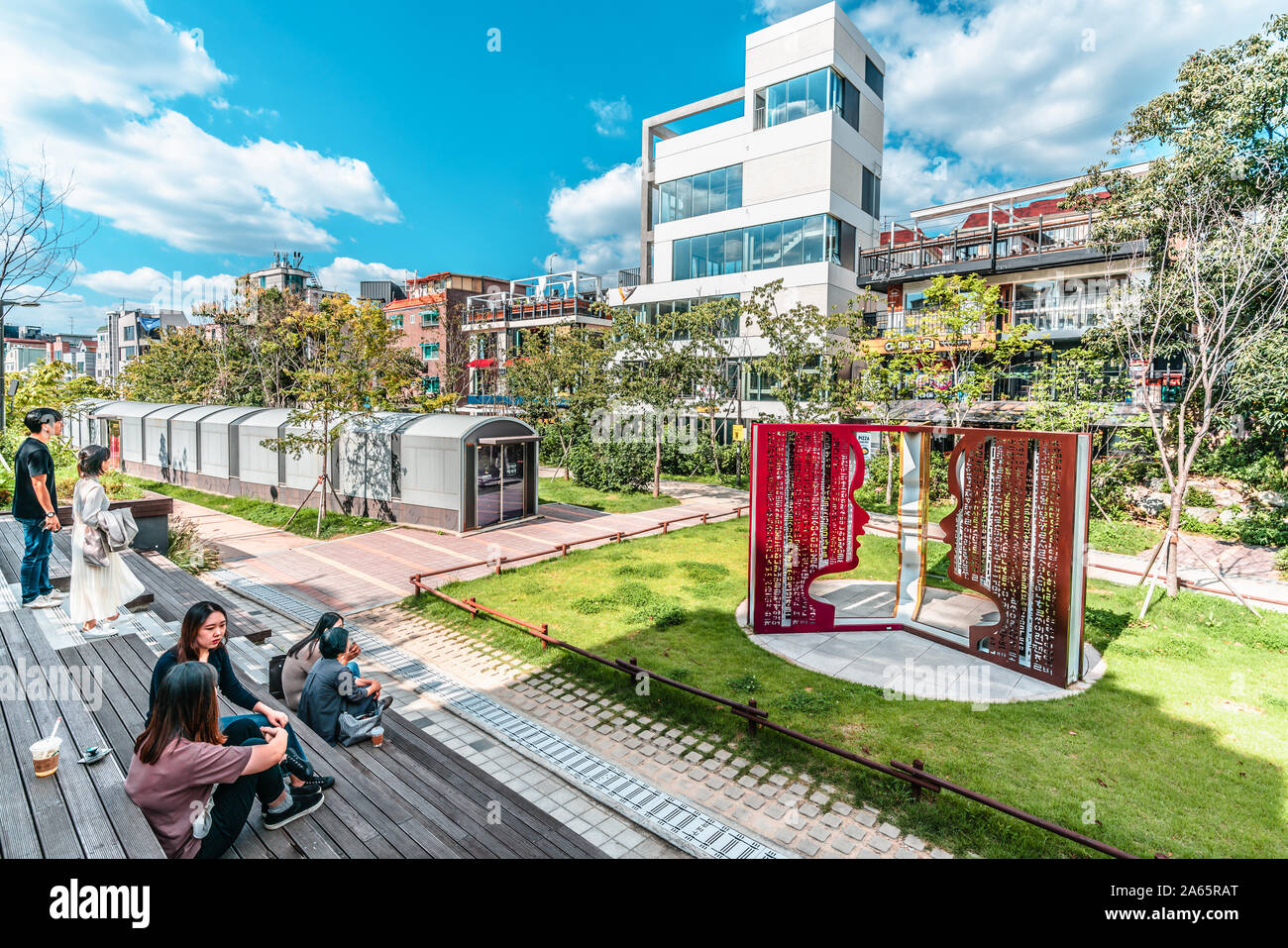Seoul COREA , 23 settembre 2019 : linea Gyeongui prenota street view con persone e gode di una bella giornata di sole in Mapo-gu Seoul COREA DEL SUD Foto Stock