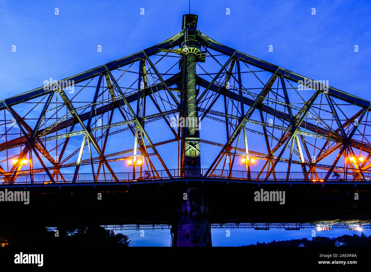 Dresden Blue Wonder Bridge al tramonto in Germania Foto Stock