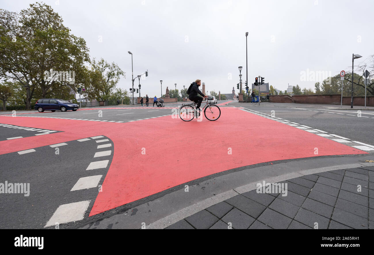24 ottobre 2019, Assia, Frankfurt/Main: un uomo che cavalca una bicicletta su una marcata in rosso il percorso del ciclo su un incrocio. Il consiglio della città ha deciso di rendere Francoforte una bicicletta città. Foto: Sila Stein/dpa Foto Stock