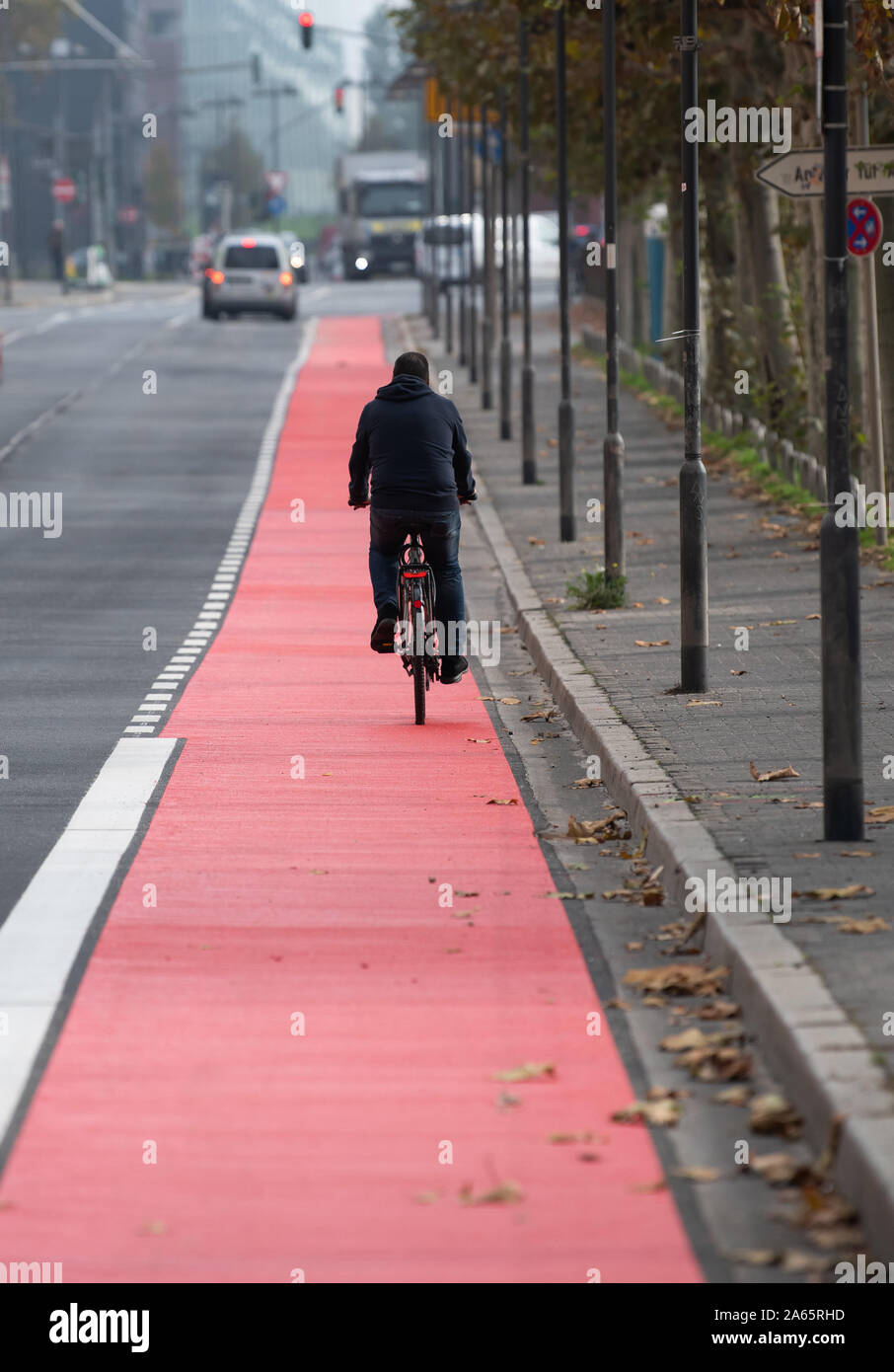 24 ottobre 2019, Assia, Frankfurt/Main: un uomo che cavalca una bicicletta su un rosso contrassegnato con pista ciclabile lungo la strada 'Schöne Aussicht'. Il consiglio della città ha deciso di rendere Francoforte una bicicletta città. Foto: Sila Stein/dpa Foto Stock