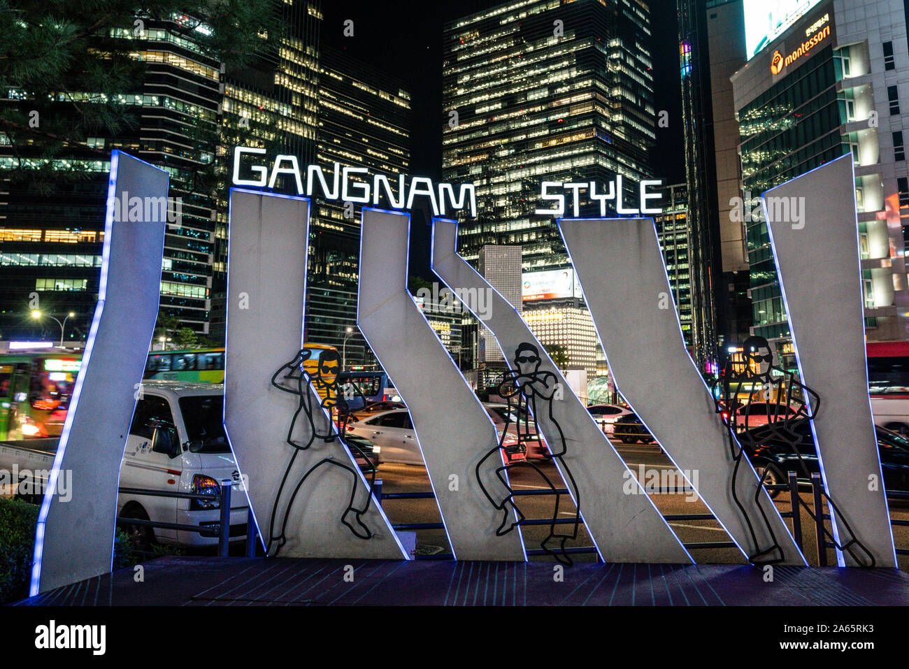 Seoul COREA , 24 settembre 2019 : stile di Gangnam Neon luce con il cantante coreano Spy sulla piazza di Gangnam e gli edifici in background di notte a Seul Foto Stock