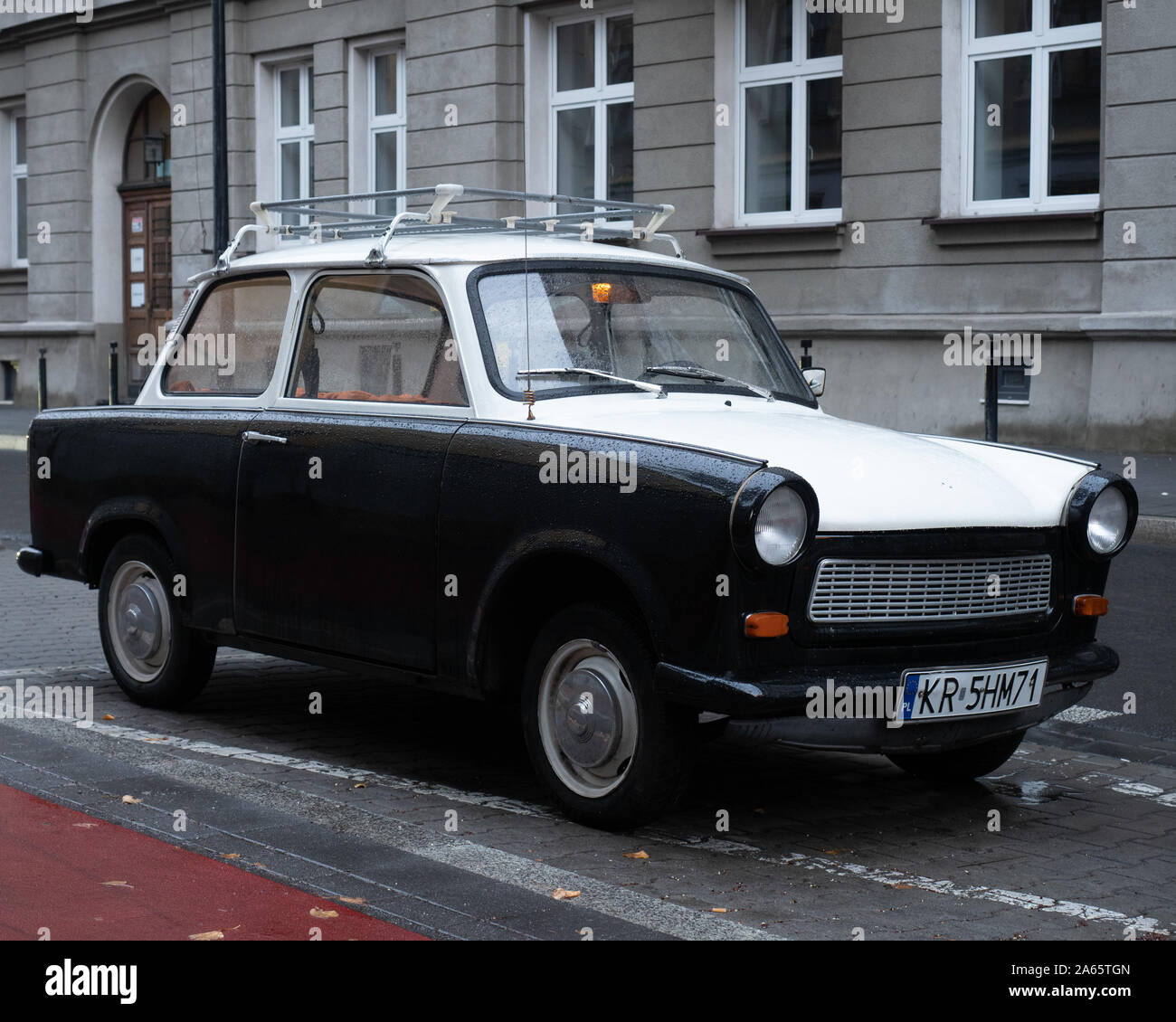 Antico Oriente vettura tedesca, Trabant, seduti su una strada a Budapest. È stato il più comune veicolo in Germania est, ed è stato anche esportato nei paesi entrambi Foto Stock