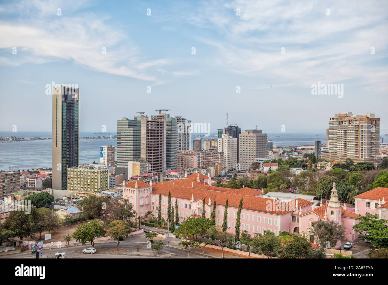 Bellissima vista della città di Luanda, differenza tra mondi, il degradato e il nuovo. Angola. Downtown. Foto Stock