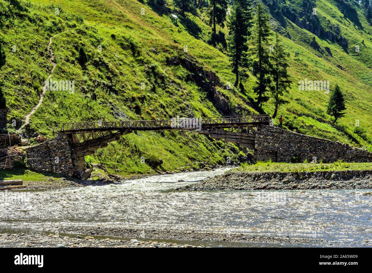 Kashmir ponte in legno sul fiume Kishanganga, Kashmir India, Asia Foto Stock