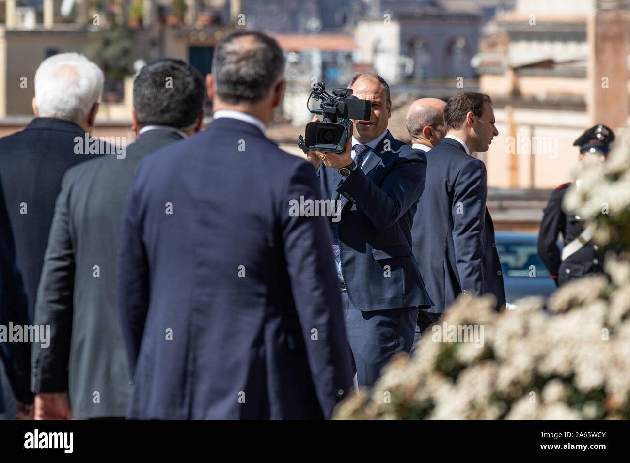 2019, Roma, Italia, marzo 21st. Notizie nazionali uomo della telecamera in seguito Presidente Sergio Mattarella durante un evento di diplomatici. La luce del giorno, street photography Foto Stock