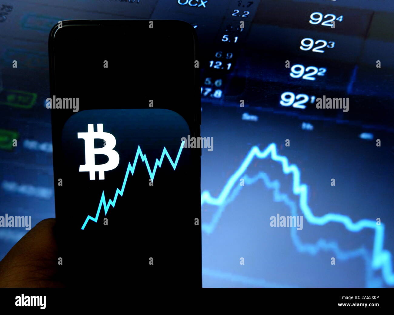 Ottobre 23, 2019, India: In questa illustrazione della foto di un popolare decentrata valuta digitale Bitcoin logo visualizzato su uno smartphone. (Credito Immagine: © Avishek Das/SOPA immagini via ZUMA filo) Foto Stock