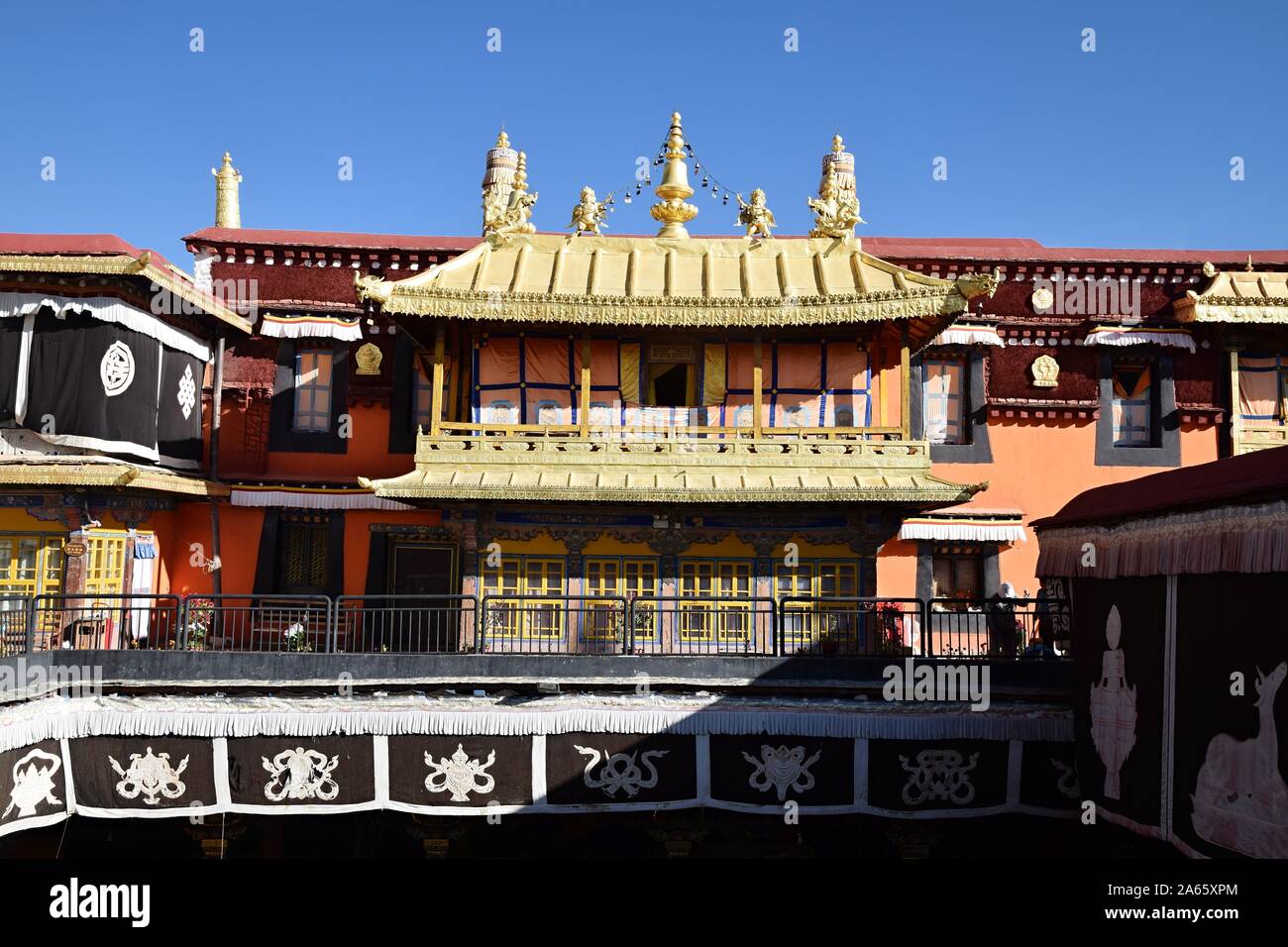 Jokhang Tempio è un tempio buddista in Piazza Barkhor a Lhasa, in Tibet. Tibetani ritengono questo tempio come il più sacro e importante tempio in Tibet. Foto Stock