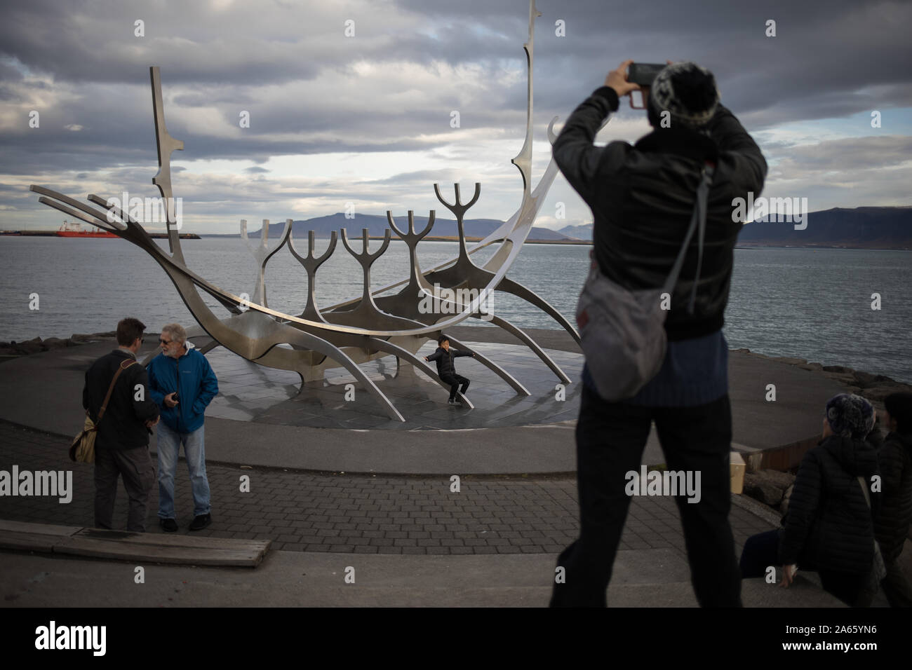 Sun Voyager è una scultura di un dreamboat, da Jón Gunnar Árnason, in piedi sul lungomare a Reykjavik, Islanda, 11 ottobre 2019. Foto Stock