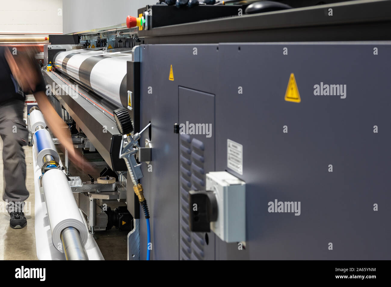 Materiale professionale servizio di stampa, big vinil rotoli e fogli, pronto per il grande sound proofing progetti. Lucida, opaca la produzione ecologica. Foto Stock