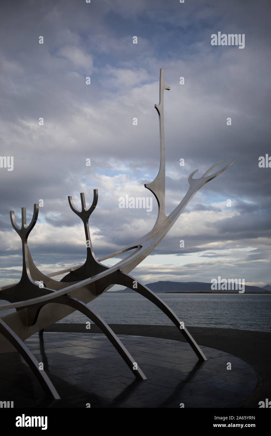 Sun Voyager è una scultura di un dreamboat, da Jón Gunnar Árnason, in piedi sul lungomare a Reykjavik, Islanda, 11 ottobre 2019. Foto Stock