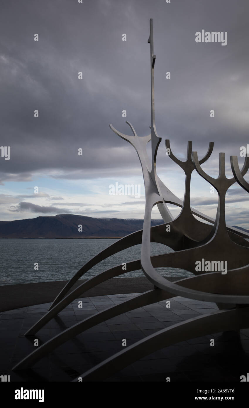 Sun Voyager è una scultura di un dreamboat, da Jón Gunnar Árnason, in piedi sul lungomare a Reykjavik, Islanda, 11 ottobre 2019. Foto Stock