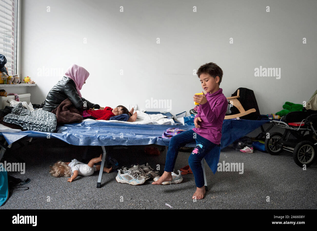 Munich-Germany- Settembre 22, 2015: la madre e le figlie dall' Afghanistan nel primo centro di accoglienza per i rifugiati in Riem, Monaco di Baviera Foto Stock