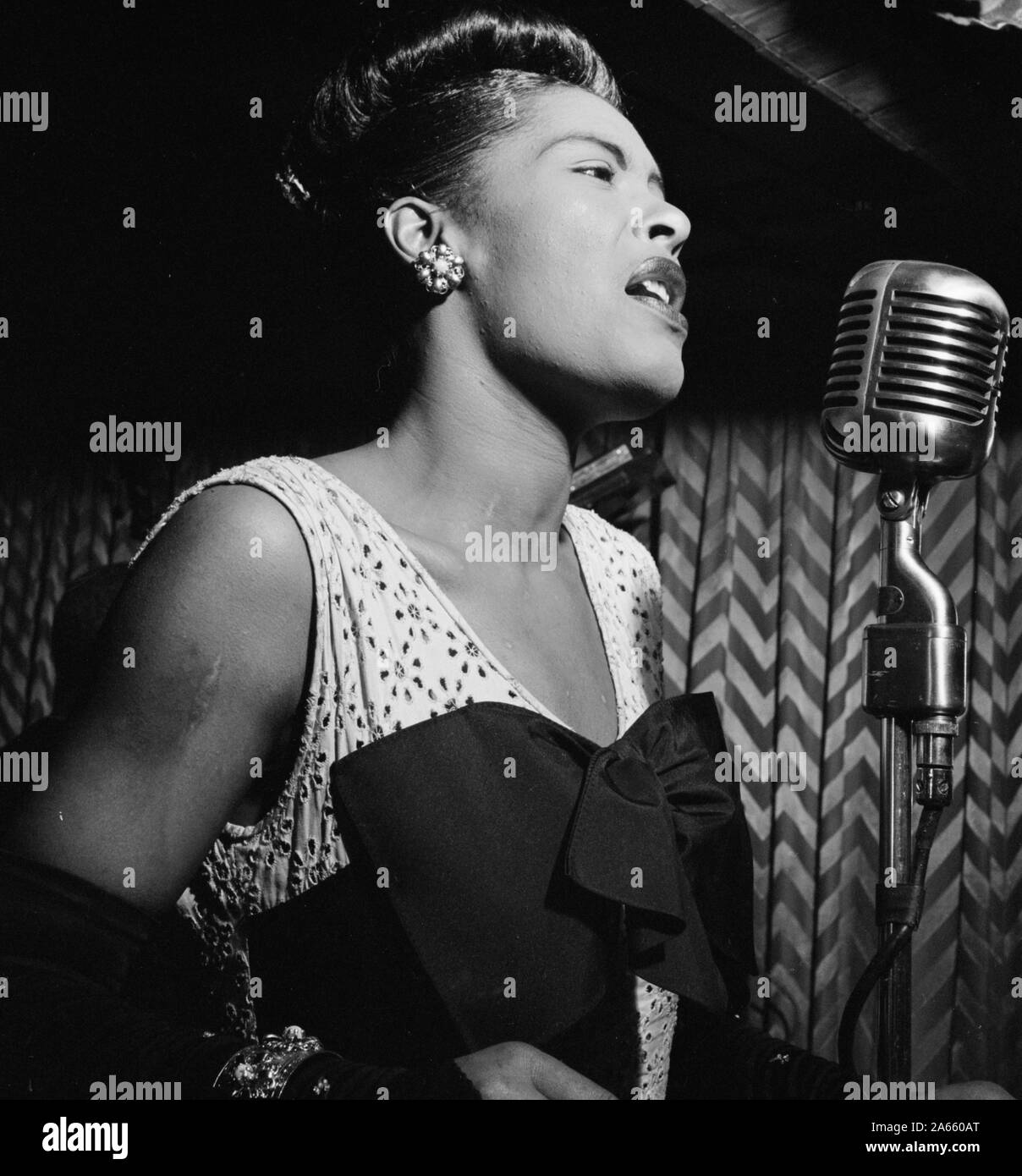 Billie Holiday al Downbeat club, un jazz club di New York City.; Foto Stock