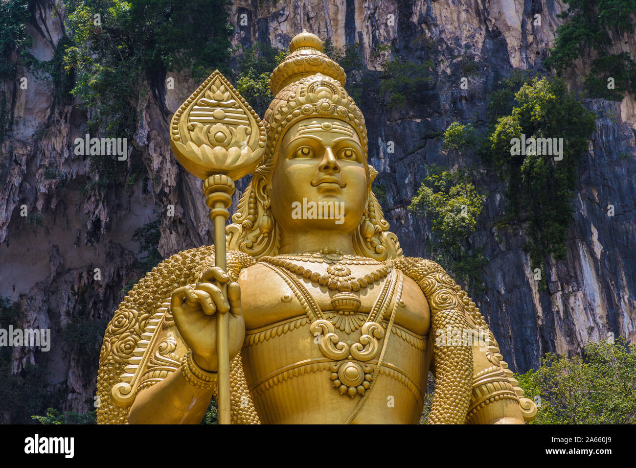 Grotte Batu Kuala Lumpur Selangor, Malaysia. Il 18 marzo 2019. Vista la statua d'oro di Murugan, una divinità Indù le Grotte Batu in Malesia Foto Stock