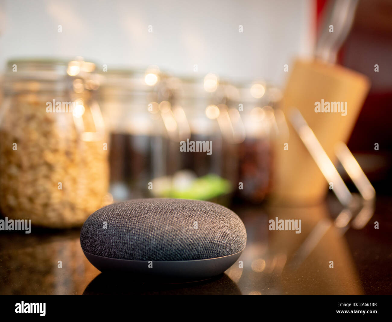 Casa Intelligente dispositivo altoparlante in impostazione di cucina per ricette e assistente Foto Stock