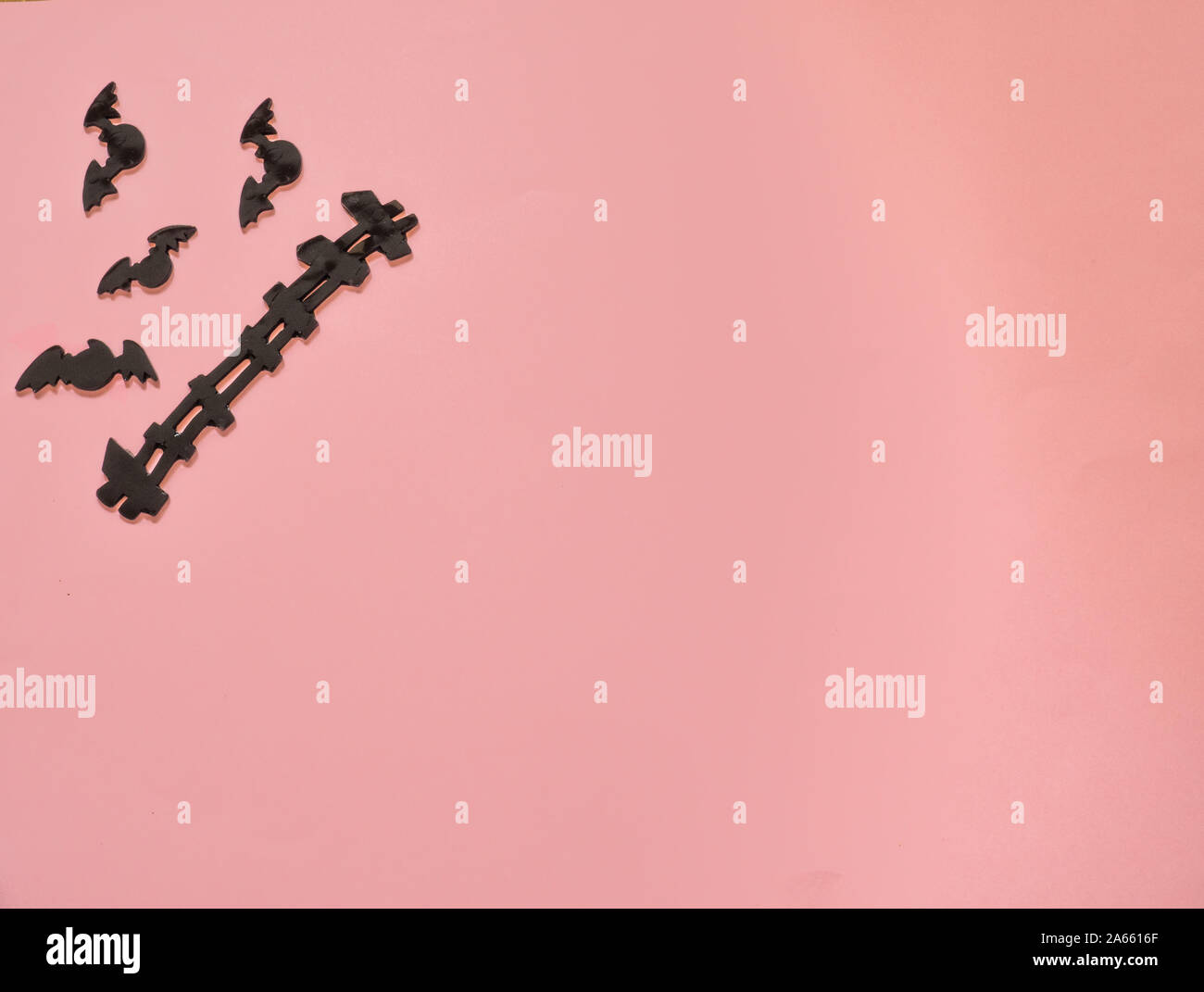 Bat pattern per halloween su sfondo rosa con spazio di copia Foto Stock