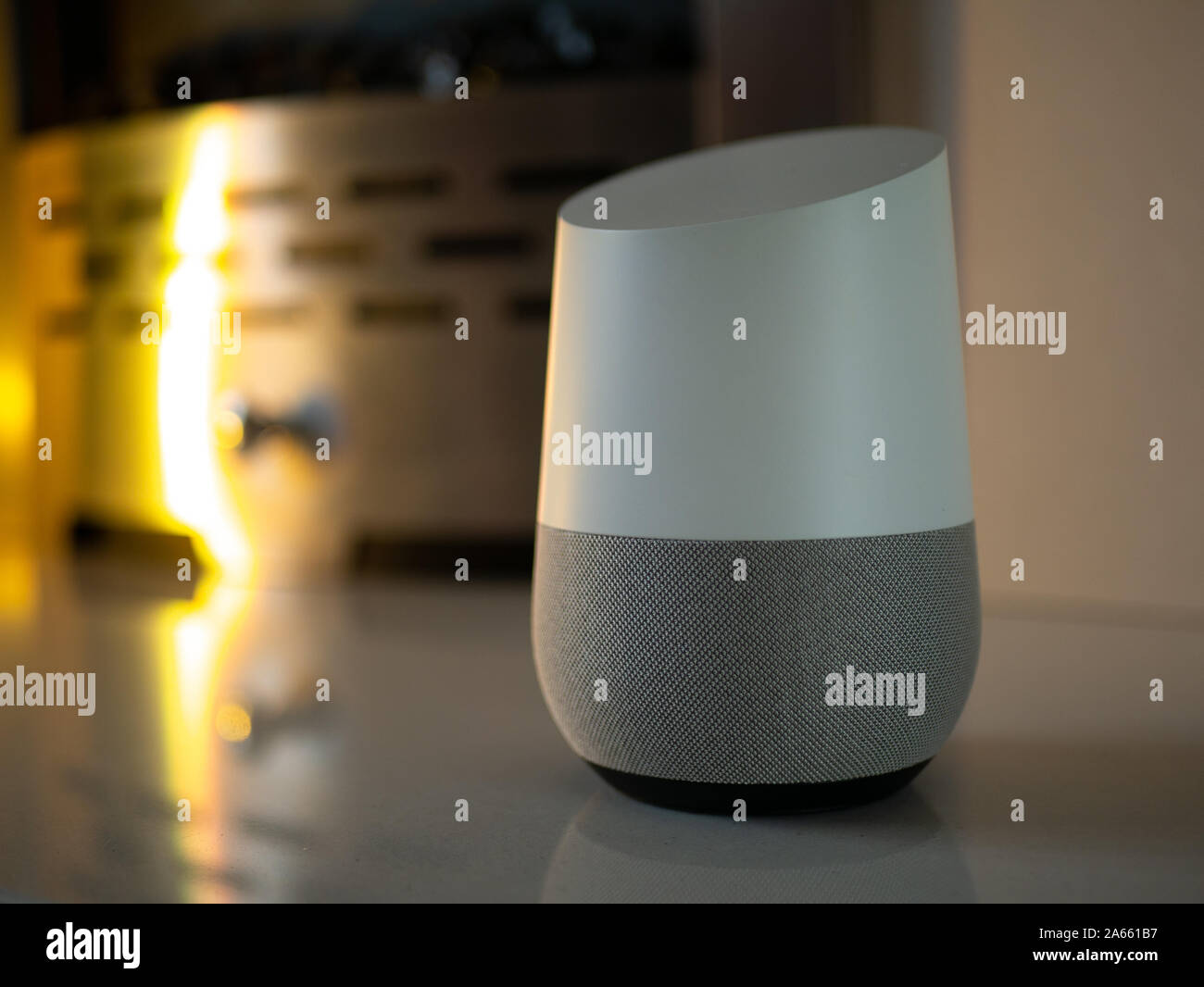 Smart home speaker assistant sul camino con led colorati illuminazione ambiente - Giallo Foto Stock