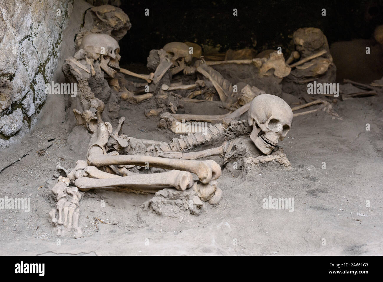 Ercolano. L'Italia. Sito archeologico di Ercolano. Calchi di scheletri si trovano in barca case sul litorale antica. Foto Stock