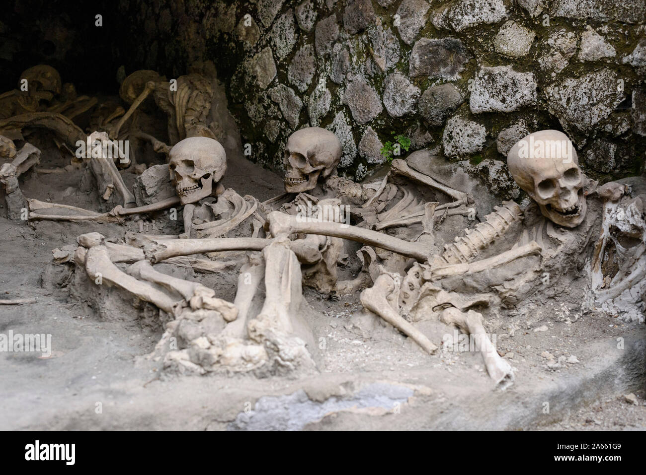 Ercolano. L'Italia. Sito archeologico di Ercolano. Calchi di scheletri si trovano in barca case sul litorale antica. Foto Stock