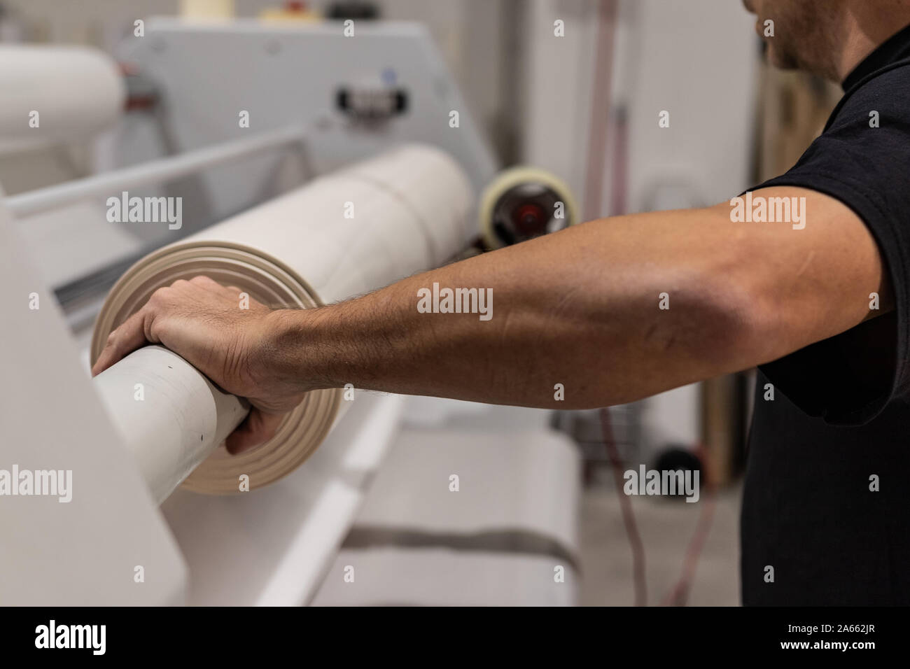 Materiale professionale servizio di stampa, big vinil rotoli e fogli, pronto per il grande sound proofing progetti. Lucida, opaca la produzione ecologica. Foto Stock