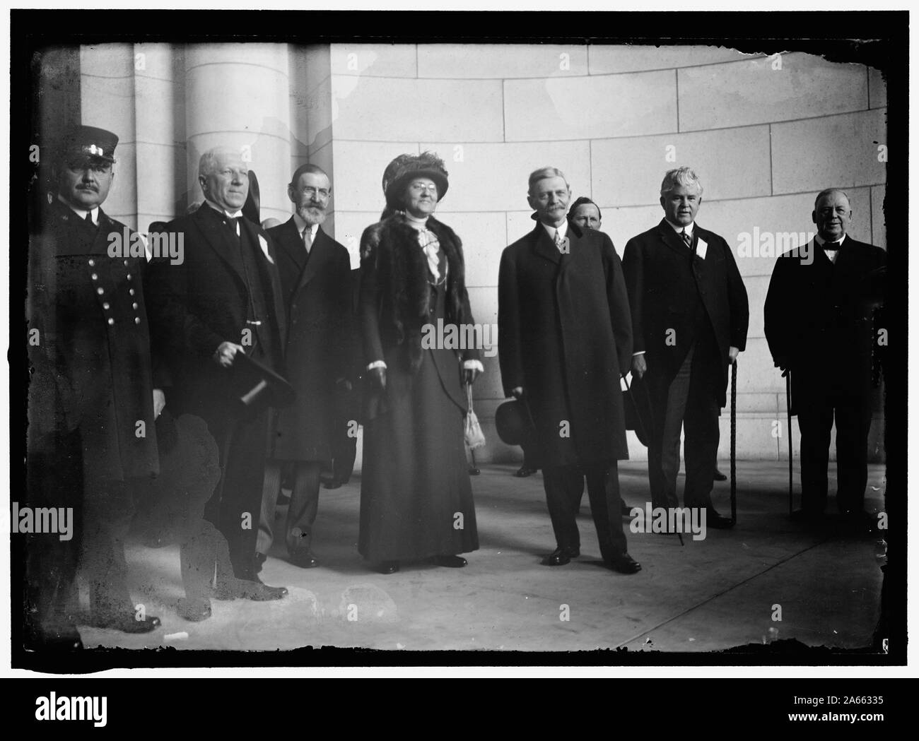 MARSHALL, Thomas Riley. Governatore di indiana, 1909-1913; VICE PRESIDENTE DEGLI STATI UNITI, 1913-1921. Arrivo per inaugurazione: B.F. MacFARLAND; SEN. J.W. KERN DELL'INDIANA; MRS. MARSHALL; GOV. THOMAS R. MARSHALL; REP. H.T. RAINEY Foto Stock