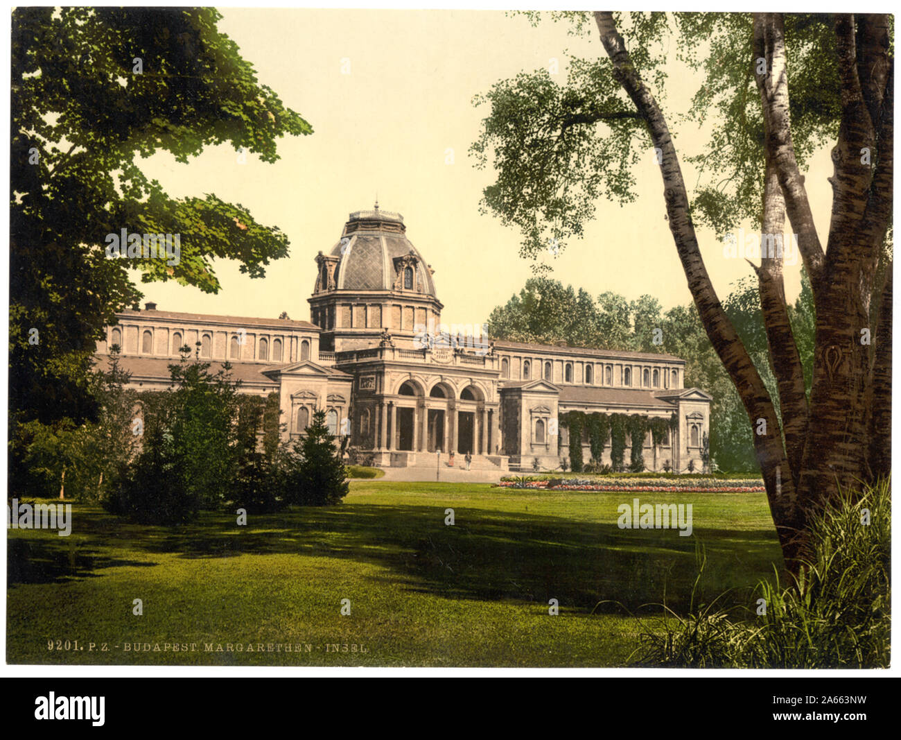 Questa fine del XIX secolo photochrome stampa è da "vedute dell'Impero Austro-ungarico" nel catalogo della Detroit Publishing Company. Esso raffigura Margaret bagni sull isola di Margaret. L'edificio è stato progettato da Miklós Ybl e la costruzione è iniziata nel 1868. Esso consisteva di tre ali con un palazzo rinascimentale influenzato cupola ottagonale. Fu distrutto durante la Seconda Guerra Mondiale. Isola di Margherita (Margitsziget, in ungherese) è una lunga 2,5 km isola del Danubio nel centro di Budapest. Secondo Baedeker Austria, Ungheria compresa, Transilvania, la Dalmazia e la Bosnia (1900), l'isola w Foto Stock