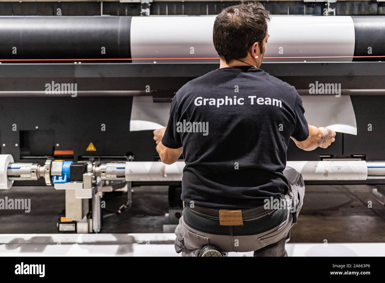 Dettagli di un movimento della testa di stampa. Enormi macchinari. Stampa professionale facility, grandi rotoli di vinile, pronto per l'esportazione. Lucida, opaca tema ecologico. Foto Stock