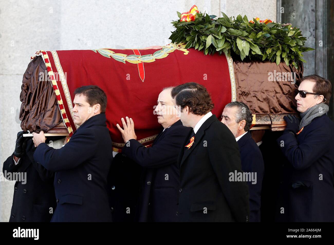 Madrid, Madrid, Spagna. 24 ott 2019. La famiglia del dittatore assiste all'esumazione del corpo di Francisco Franco a Basilica cattolica della Valle dei Caduti su ottobre 24, 2019 in San Lorenzo de El Escoria, Spagna .il corpo del dittatore gen. Francisco Franco è stato riesumato dal grandioso Mausoleo presso la Valle dei Caduti prima di essere trasferito a cemeteryof Mingorrubio in un Pantheon accanto alle spoglie di sua moglie, Carmen Polo. Credit: Jack Abuin/ZUMA filo/Alamy Live News Foto Stock