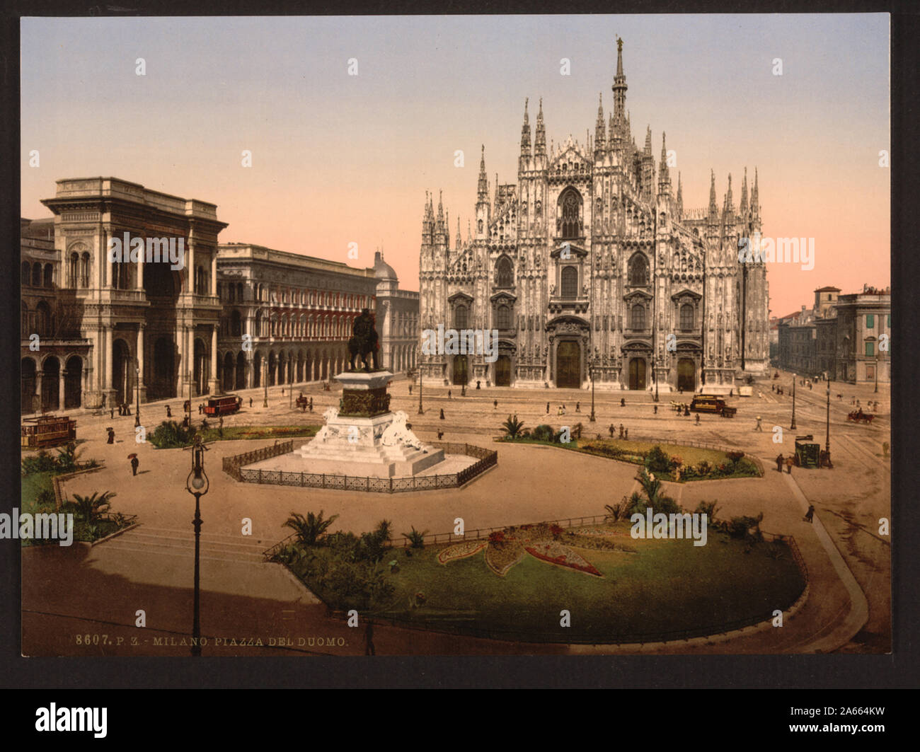 Questo photochrome stampa di piazza del Duomo (piazza del Duomo a Milano è parte di "viste di architettura e di altri siti in Italia" dal catalogo della Detroit Publishing Company (1905). Il Duomo di Milano (Duomo di Milano) è una delle più grandi chiese cristiane nel mondo. La costruzione della cattedrale iniziò nel 1386 sul sito delle due basiliche più vecchi sotto il patronato dei prominenti Visconti. La Cattedrale ha preso quasi cinquecento anni per completare. Nicolas de Bonaventura (attivo circa 1390), Jean Mignot (attivo circa 1400), Carlo Buzzi (morto nel 1638), Francesco Maria R Foto Stock