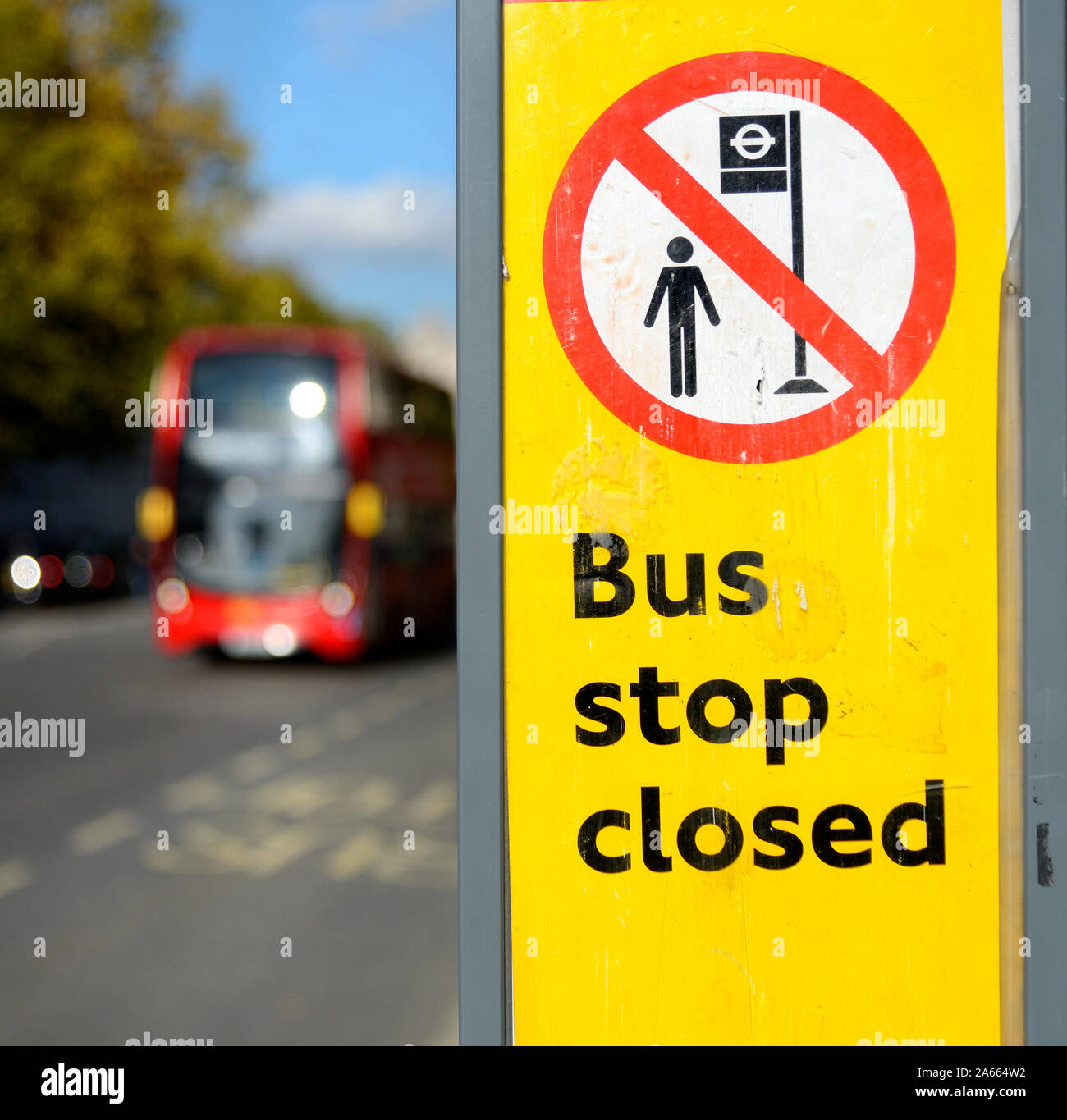 Londra, Inghilterra, Regno Unito. Fermata bus chiuso in Whitehall Foto Stock