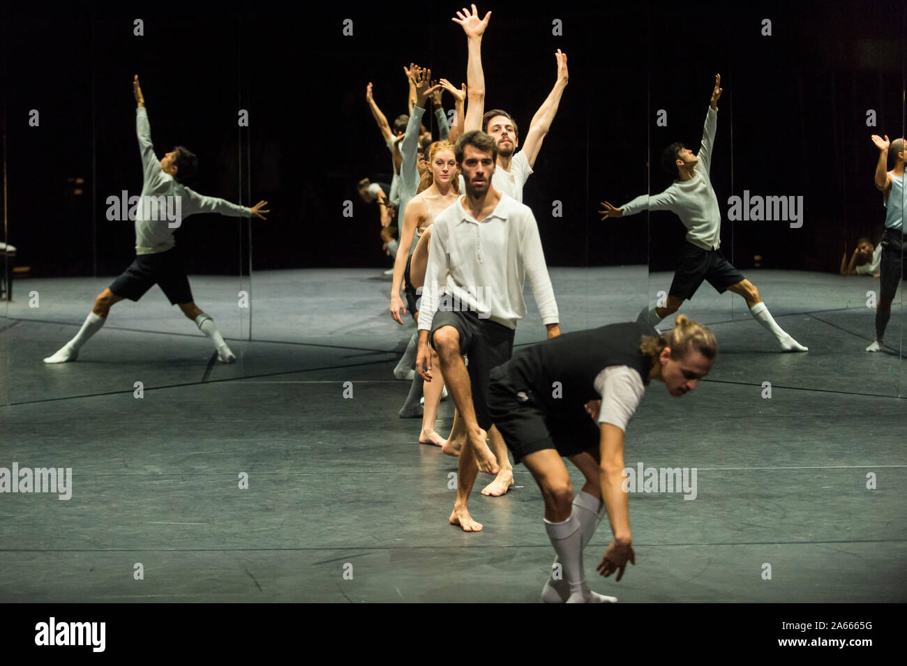 Londra, Regno Unito. Il 24 ottobre 2019. Ballerini eseguono in una prova del Regno Unito premiere di 'per quattro pareti', con la coreografia di Petter Jacobsson e Thomas Caley, eseguita dal CCN-Ballet de Lorraine a un pianoforte solo cliente, presso la Royal Opera House di Covent Garden. La coreografia avviene all'interno di uno spazio con mirroring e è un re-immaginato pezzo sulla base di un tempo perduto 1944 lavoro chiamato 'quattro mura". Lo spettacolo è parte di questo anni Dance Umbrella Festival che corre al 27 Ottobre. Credito: Stephen Chung / Alamy Live News Foto Stock