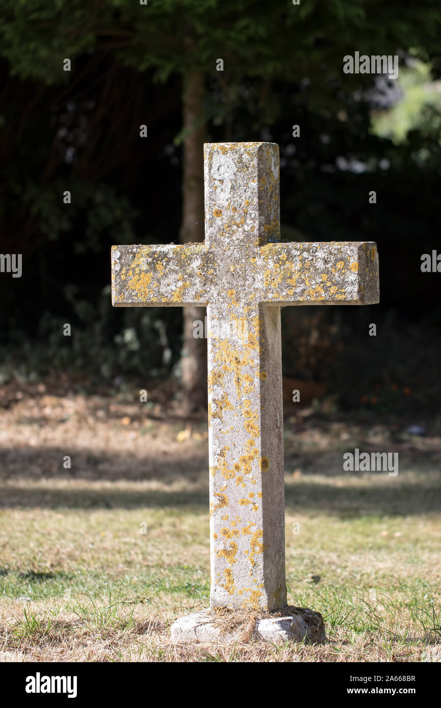 Antica croce di pietra cimitero lapide. Monumento religioso lapidi in inglese antico cimitero. Foto Stock