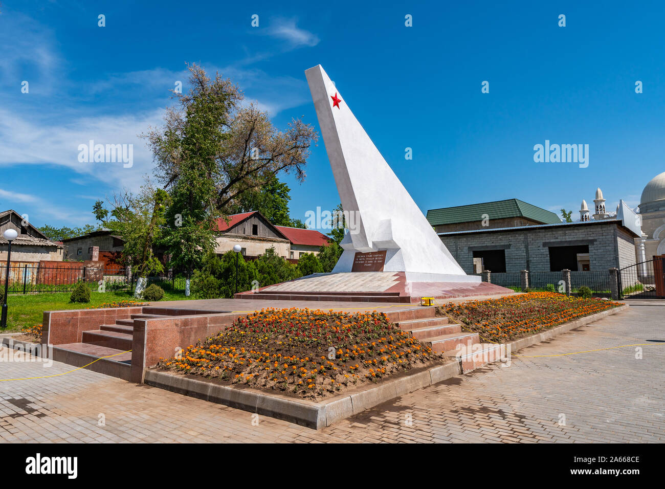Esik Issyk città pittoresca vista mozzafiato del comunista monumento Obelisco su una soleggiata cielo blu giorno Foto Stock