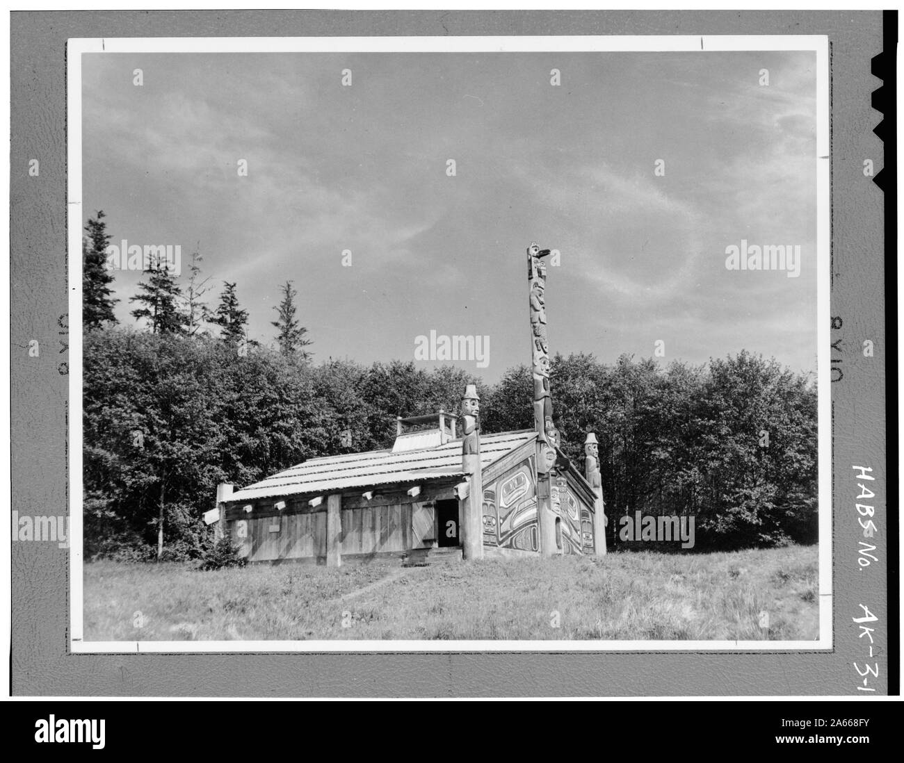 Lato OVEST E ANTERIORE 4x5' neg. - Totem ansa comunità Casa, fango ansa Village, Tongass nord autostrada, Ketchikan, Ketchikan Gateway Borough, AK; Foto Stock