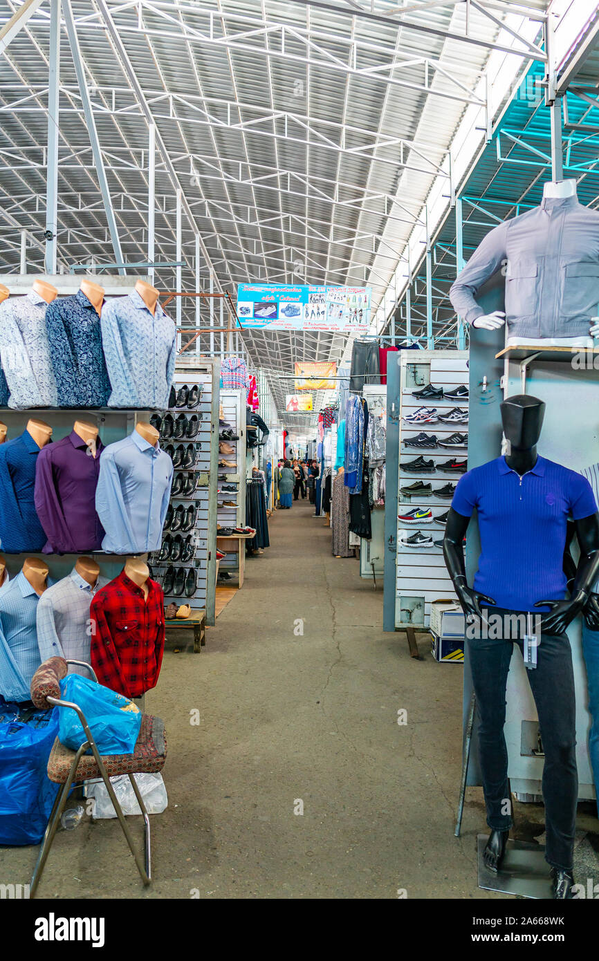 Esik Issyk città mercato Bazaar che mostra i negozi che vendono sono comuni abiti contemporanei per gli uomini Foto Stock